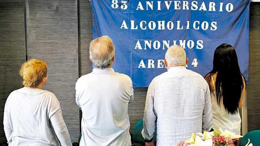 Participantes ayer en el acto para celebrar el cumpleaños de Alcohólicos Anónimos en la sede de la ONCE en Palma.