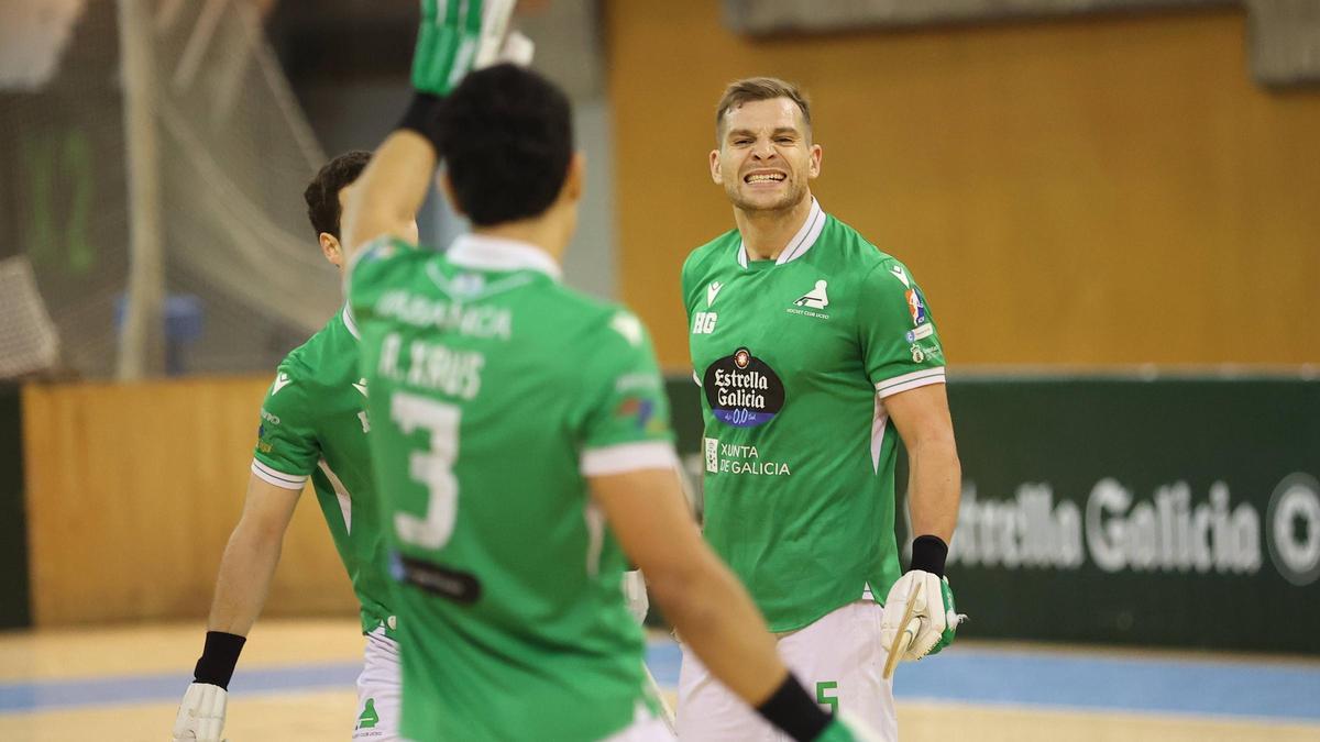 Arnau Xaus y César Carballeira celebran un gol del Liceo ante el Sporting de Portugal en el Palacio de los Deportes.