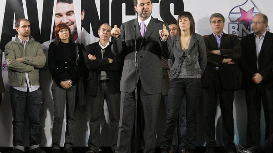 Anxo Quintana, ayer, con sus candidatos, en la presentación de la lista electoral para A Coruña. / eduardo vicente