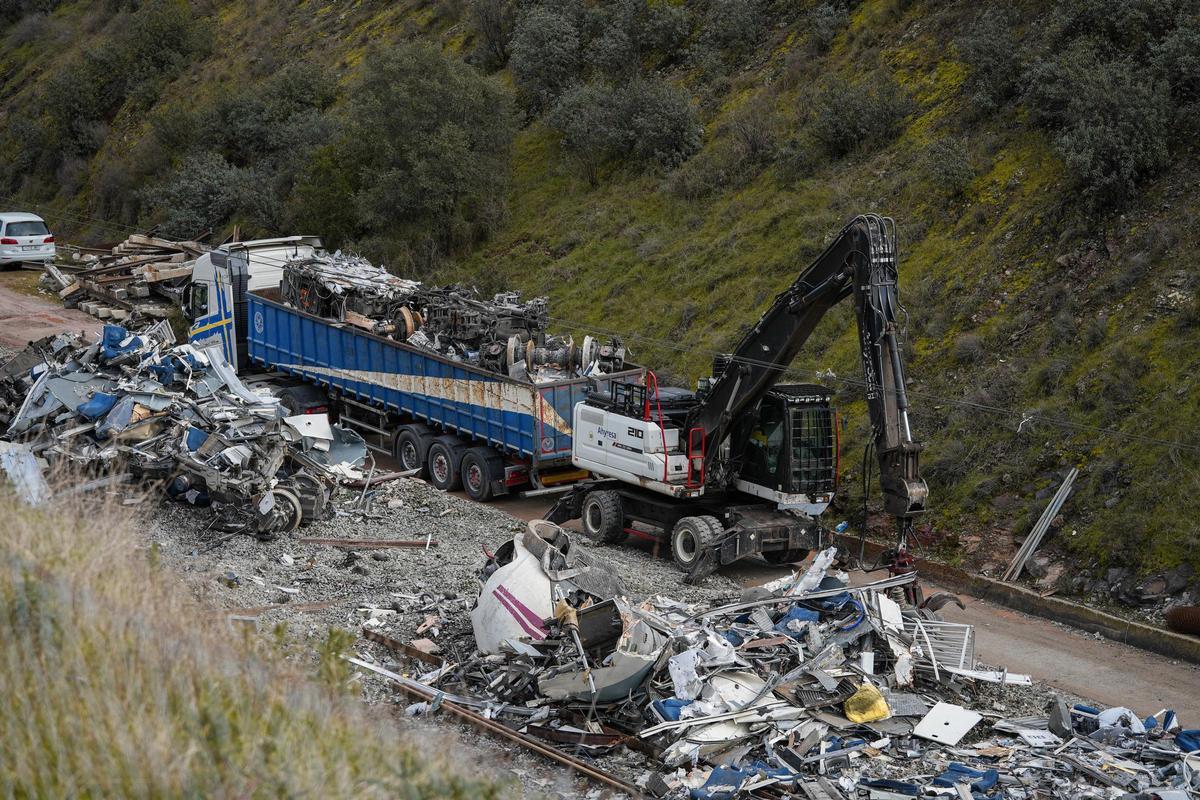 Trabajadores realizan tareas de retirada de los vagones.