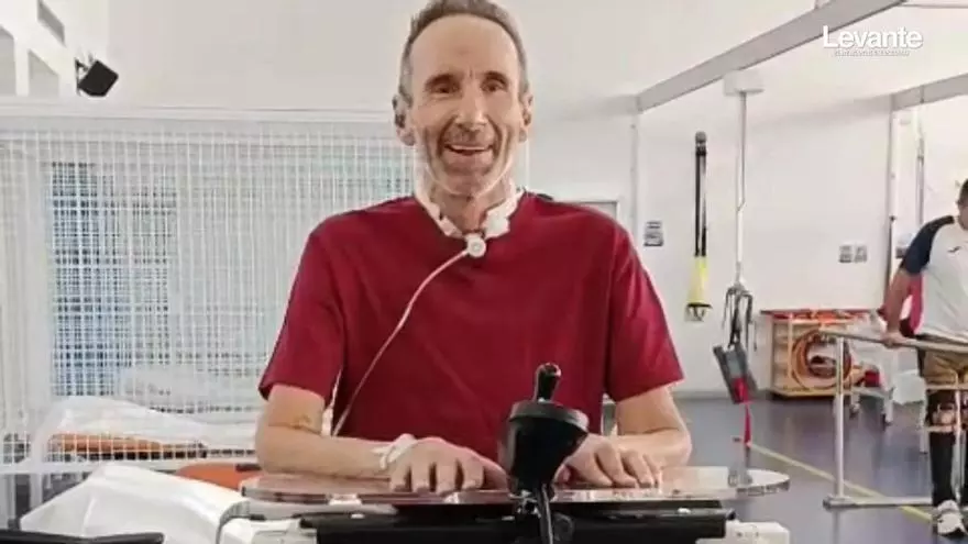 De una vida normal a una parálisis total en siete horas: la lucha de una familia de Tavernes de la Valldigna por acceder a una neurorehabilitación especializada
