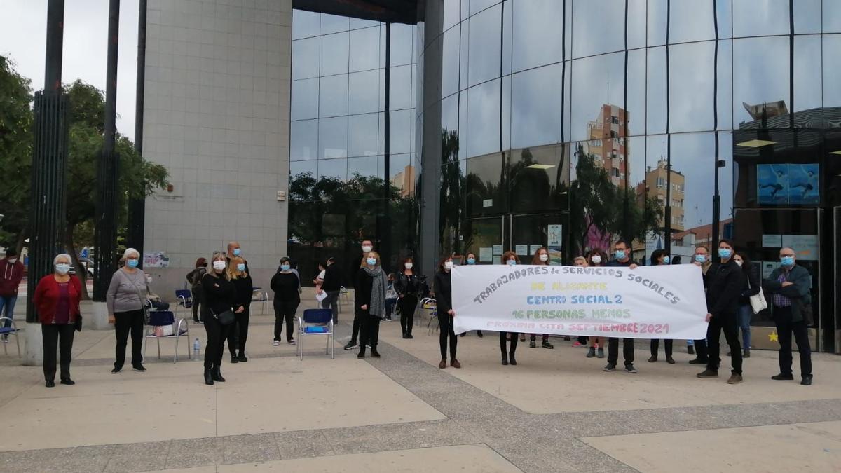 Protestas en los centros sociales de Alicante por el despido de 80 trabajadores