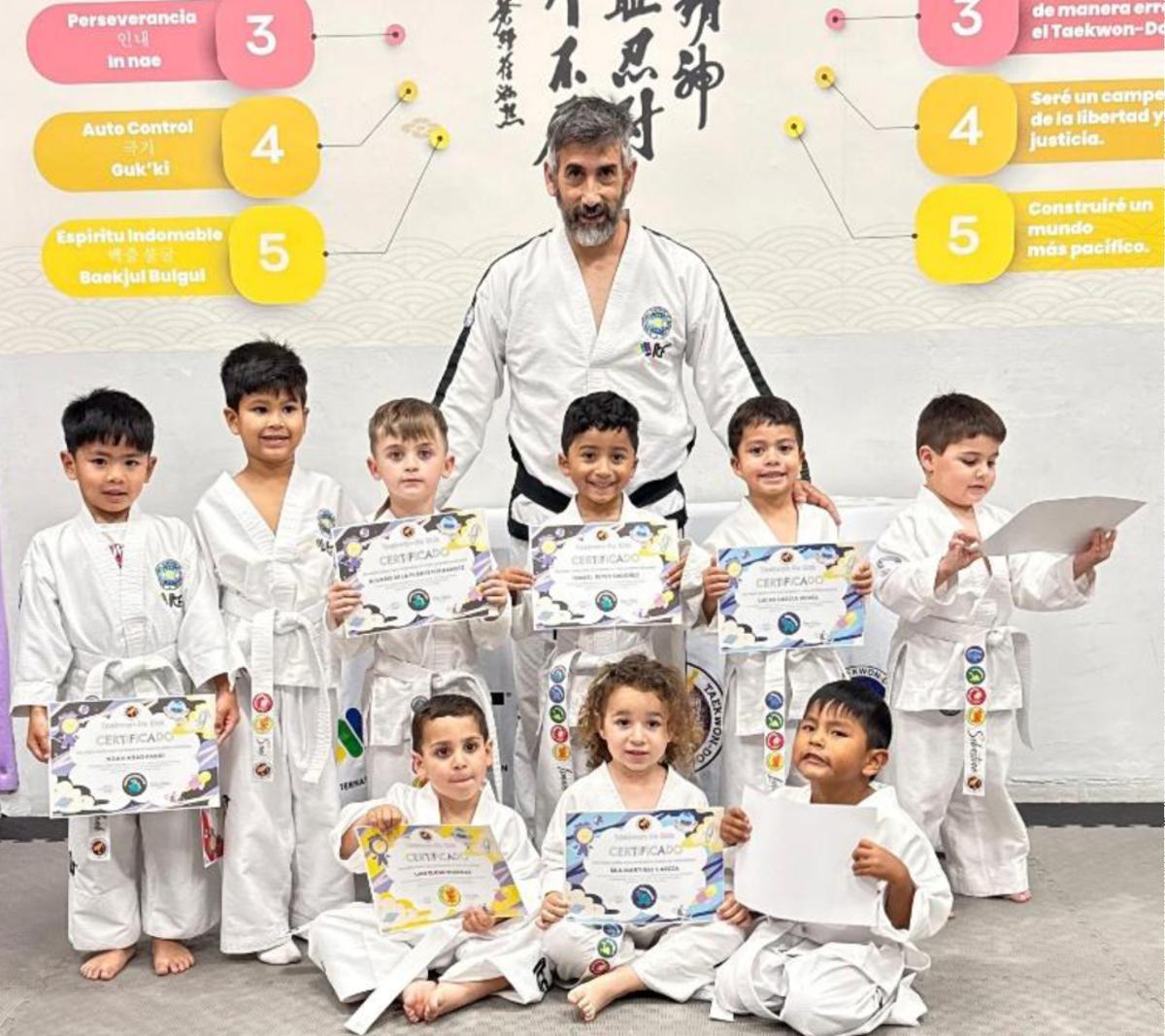 Los alumnos de entre 3 y 5 años de la Escola Balear de Taekwon-Do ITF posan con sus certificados del curso.