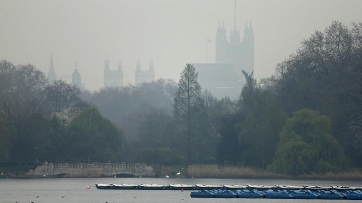 Densa niebla de polución y polvo del Sáhara con la que ha amanecido, este jueves, Londres.