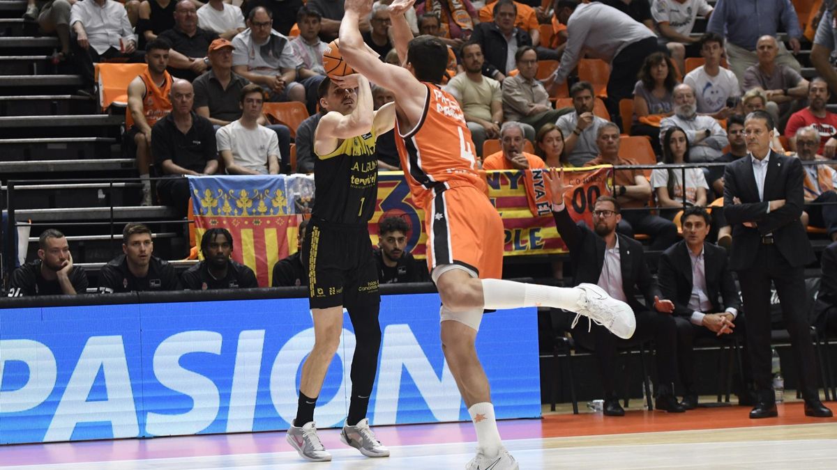 Lanzamiento de David Kramer en el primera partido de la eliminatoria con el Valencia.