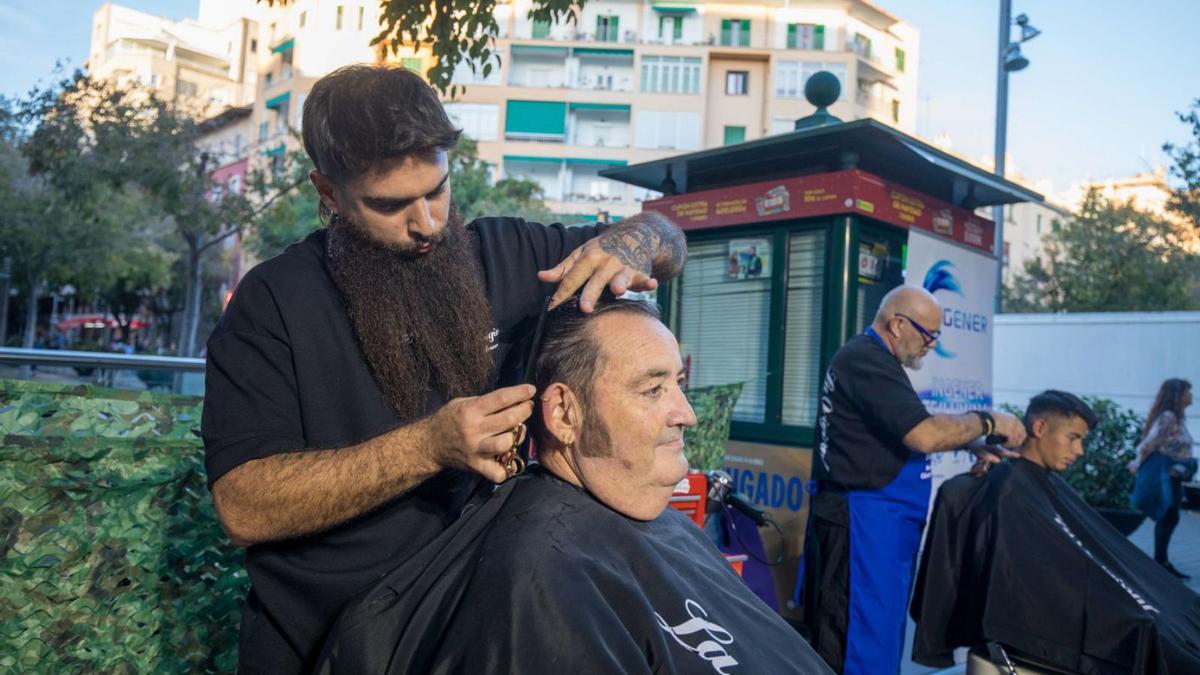 Franco Hailant, de la barbería La Original, corta el pelo a Lorenzo Moll, ayer en Santa Pagesa.