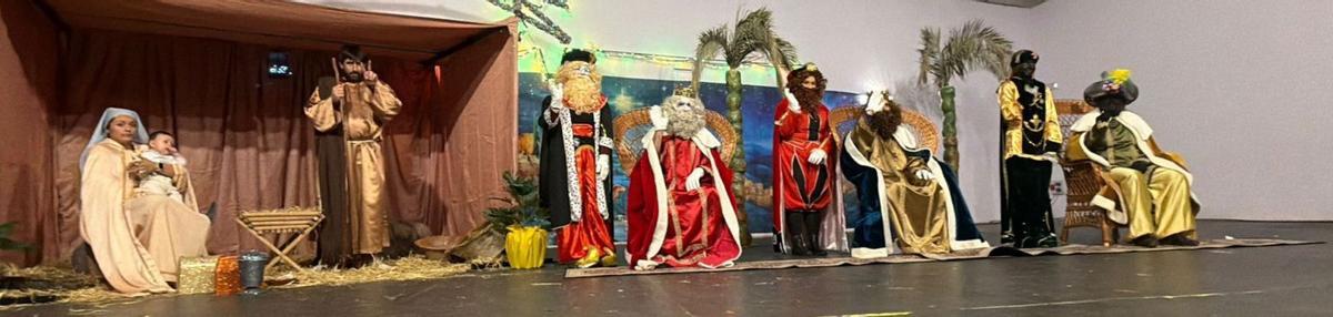 Los Reyes Magos, junto a la recreación viviente del portal de Belén en el pabellón de Fuendejalón. | SERVICIO ESPECIAL