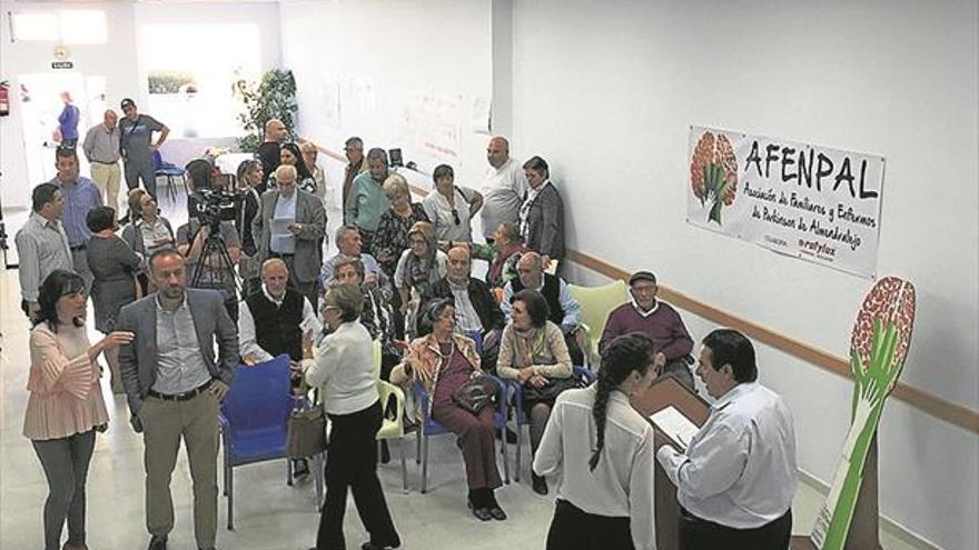 La asociación de enfermos de párkinson inaugura su sede en Eduardo Naranjo