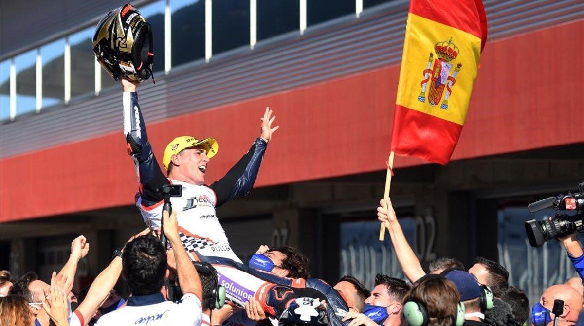 El catalán Albert Arenas (KTM) es manteado, hoy, en el corralito de Portimao. El catalán Albert Arenas (KTM) es manteado, hoy, en el corralito de Portimao.