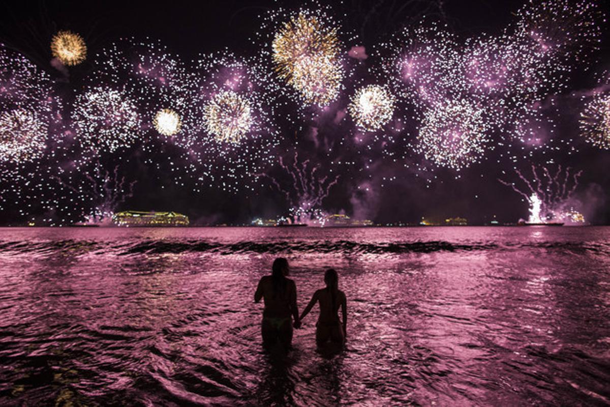 Una parella contempla els focs artificials des de la platja de Copacabana, a Rio de Janeiro.