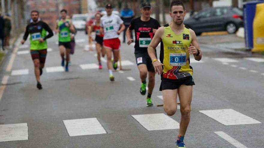 Un grupo de atletas participantes en la media maratón de Luanco.