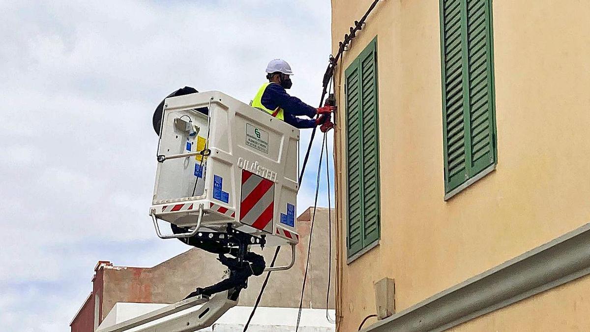 Uno de los operarios coloca las nuevas luminarias en una calle de Ingenio. | | A.I.