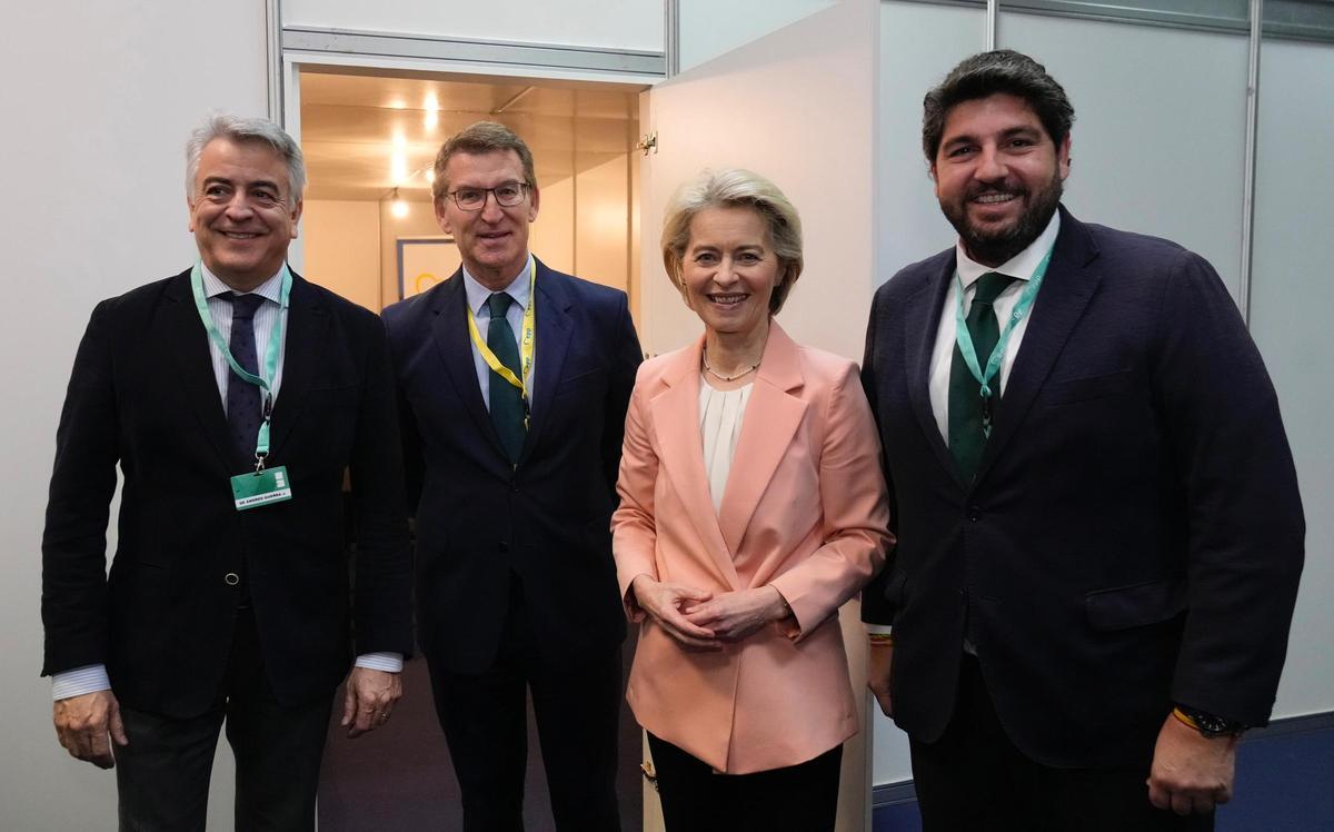 De izquierda a derecha, Javier de Andrés, presidente del PP en Euskadi; Alberto Núñez Feijóo, líder del partido; Ursula Von der Leyen, presidenta de la Comisión Europea, y Fernando López Miras (PP), presidente de la Región de Murcia.