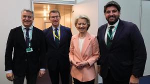 De izquierda a derecha, Javier de Andrés, presidente del PP en Euskadi; Alberto Núñez Feijóo, líder del partido; Ursula Von der Leyen, presidenta de la Comisión Europea, y Fernando López Miras (PP), presidente de la Región de Murcia.