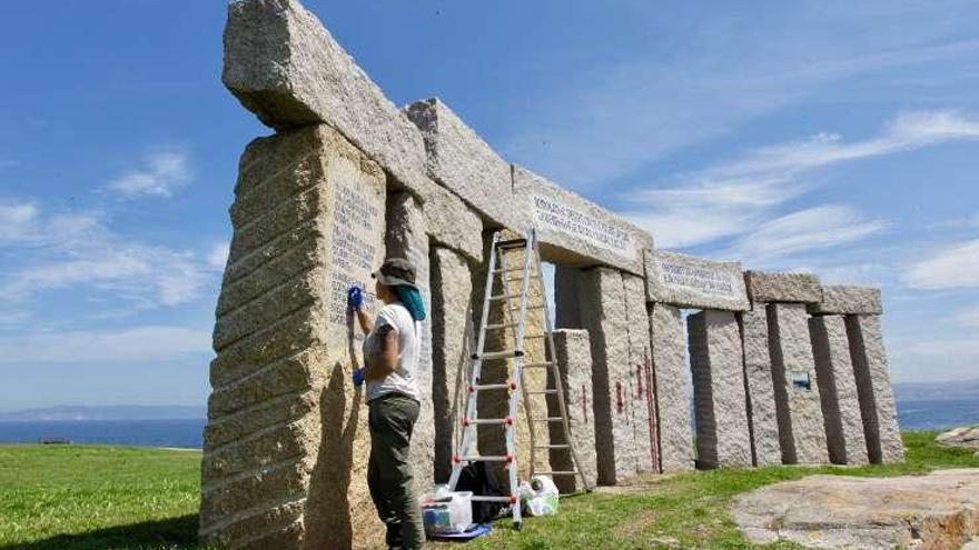 Trabajos de restauración en el memorial del Campo da Rata.