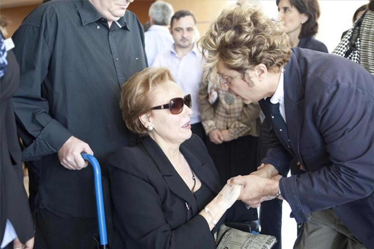 Teresa Sancho, viuda de Paco Flaqué, rep el condol del dissenyador José Luis Medina, ’Lucchino’. Teresa Sancho, viuda de Paco Flaqué, rep el condol del dissenyador José Luis Medina, ’Lucchino’.