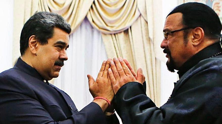 El curioso intercambio de regalos entre Steven Seagal y Maduro