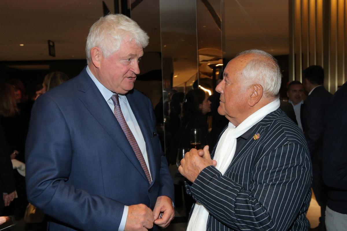 Ángel Gallardo charla con el propietario de Camiral, Denis O'Brien, en la 'Nit del Golf' catalán