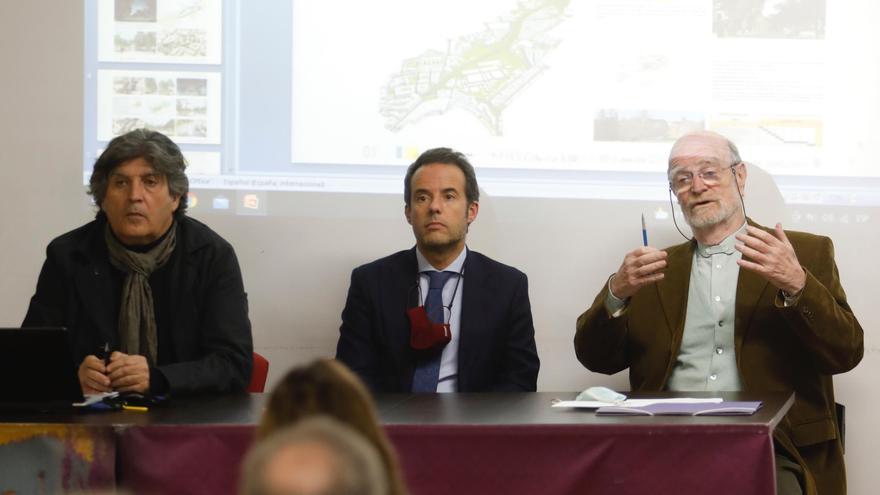 De izquierda a derecha, Felipe Díaz de Miranda, Nacho Cuesta y Enrique Balbín, durante la presentación del proyecto en el IES Pérez de Ayala