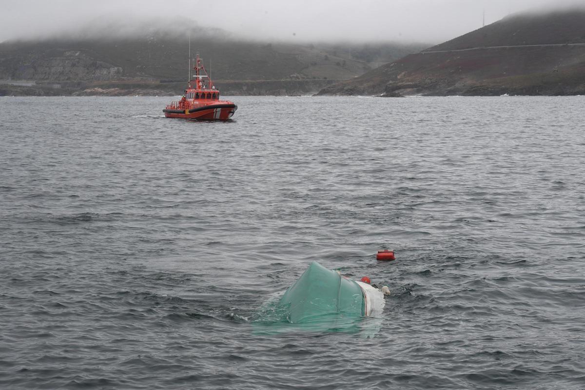 Un fallecido y dos rescatados tras volcar un bote en Suevos