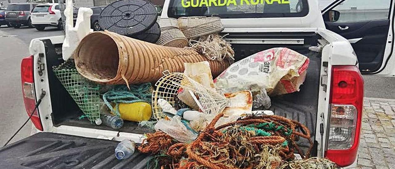 Basura marina retirada por los vigilantes de A Illa de una playa.