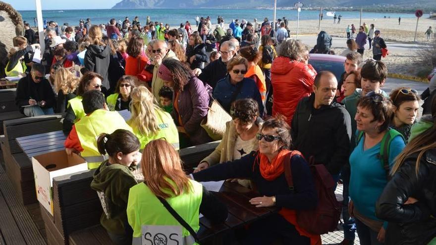 Los manifestantes firman alegaciones contra los chiringuitos, el domingo en Son Serra.