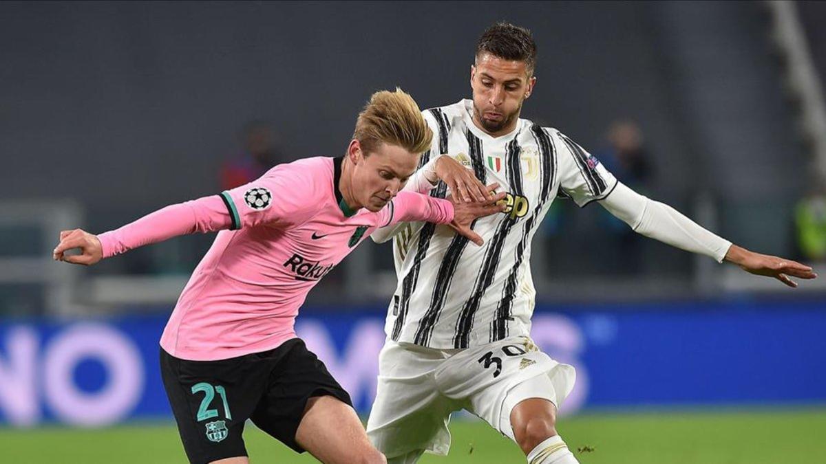 Frenkie de Jong acabó de central tras la lesión de Ronald Araujo