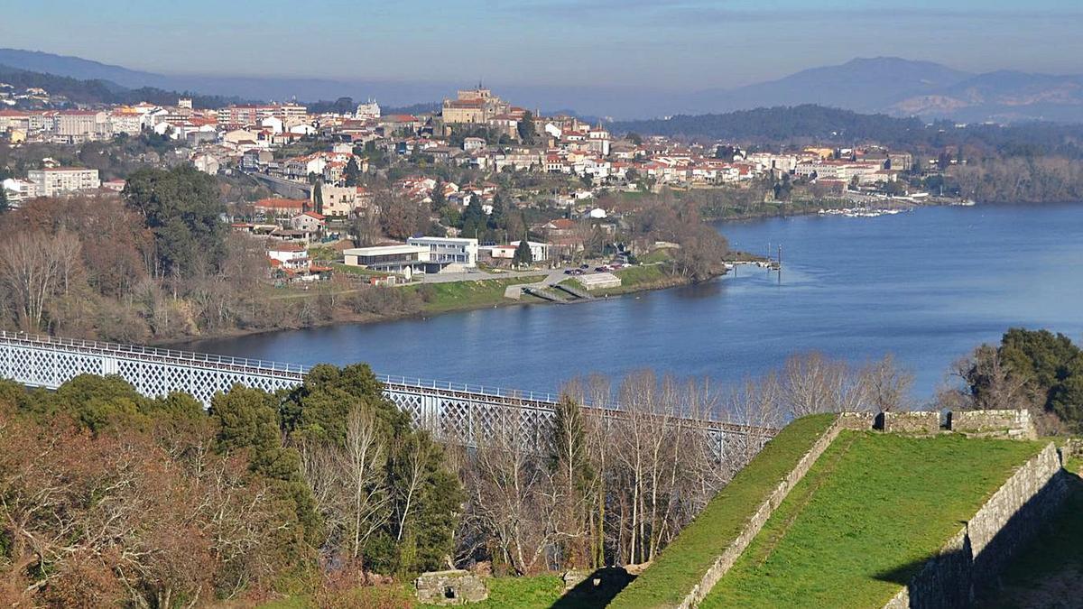 Vista del viejo puente internacional de Tui, que une Galicia y Portugal sobre el Miño