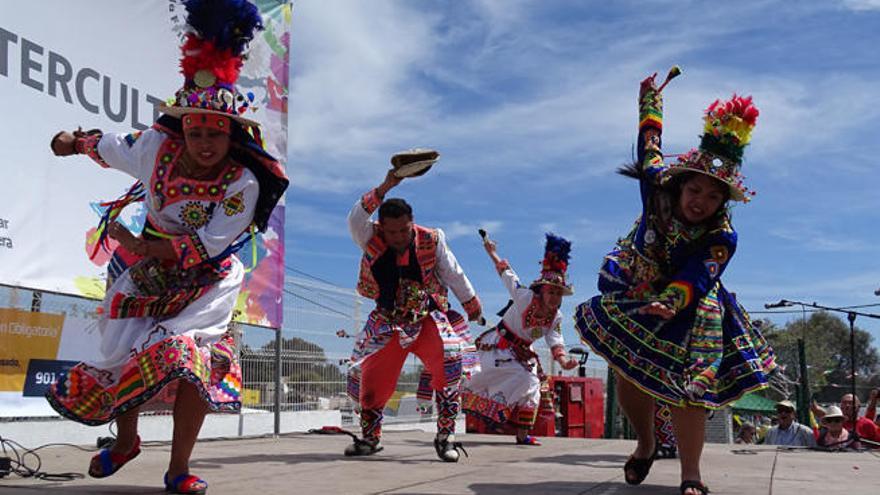 Las danzas bolivianas atrajeron la atención del público.