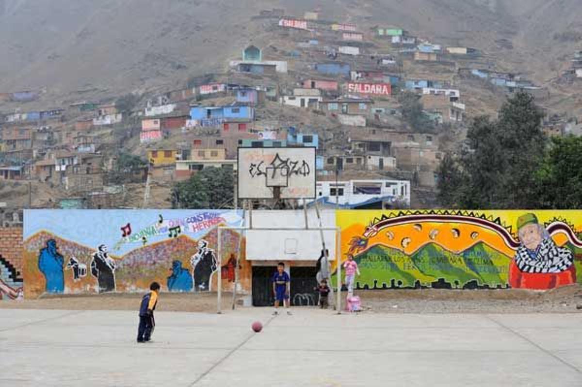 Niños jugando en el barrio de Comas en Lima.