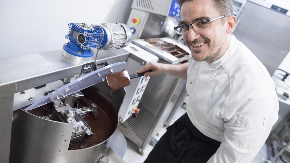 El mestre xocolater Miquel Viñolas al seu obrador de la pastisseria Àger de Moià