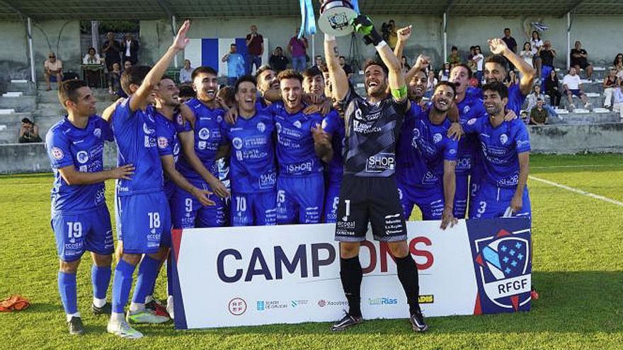 Marqueta alza la Copa en la celebración de la final con sus compañeros del Ourense CF. |  // RFGF