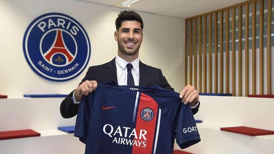 Marco Asensio posa con la nueva camiseta del PSG.