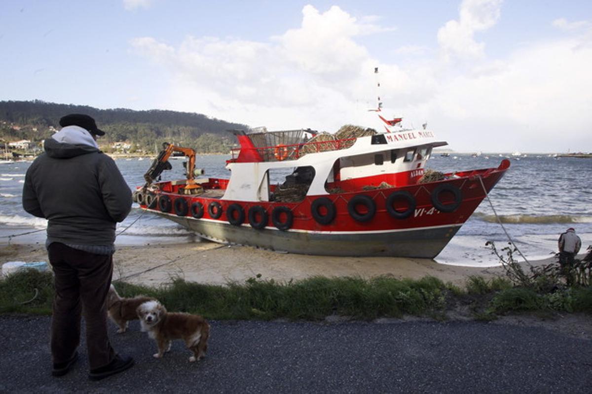 El temporal que castiga Galícia ha provocat que nombroses embarcacions acabessin embarrancades a Aldán, Pontevedra.