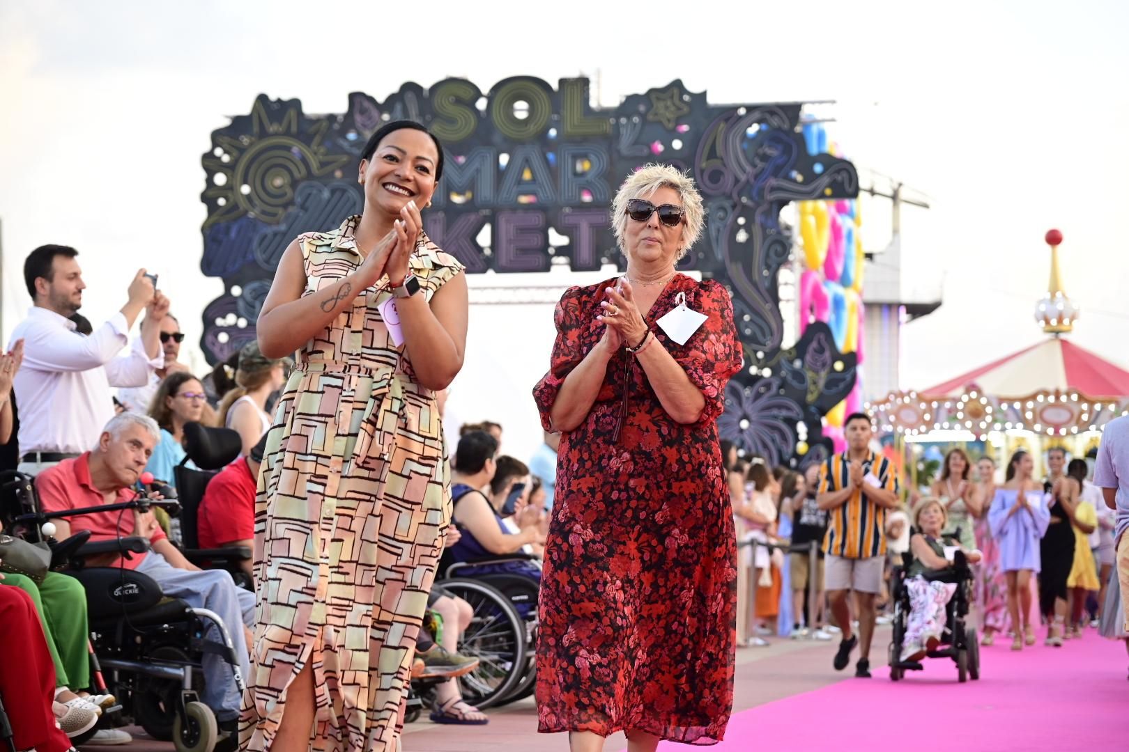El Moll de Costa se viste de moda con el desfile solidario de Cáritas