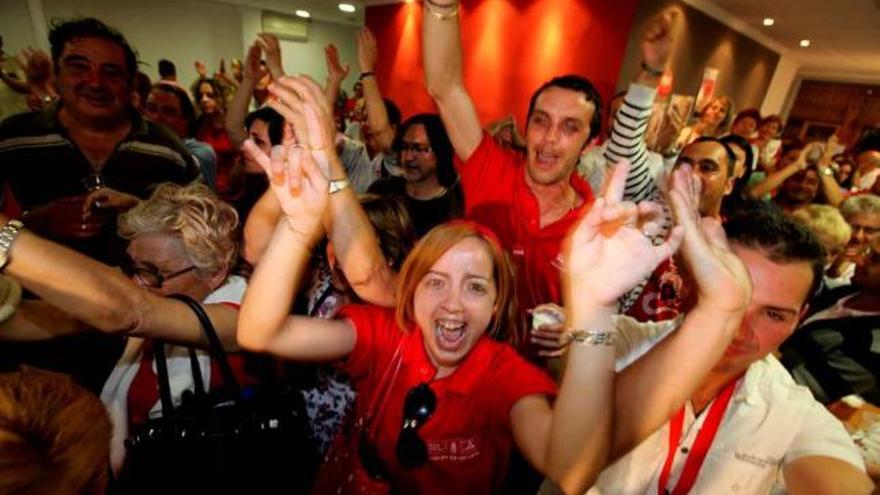 Militantes del PSOE festejan la victoria en las urnas a la llegada a la sede de Navarro.