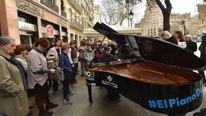 Piano abierto al público que se colocó para inaugurar el nuevo Passatge Maria Canals el pasado 12 de marzo. 