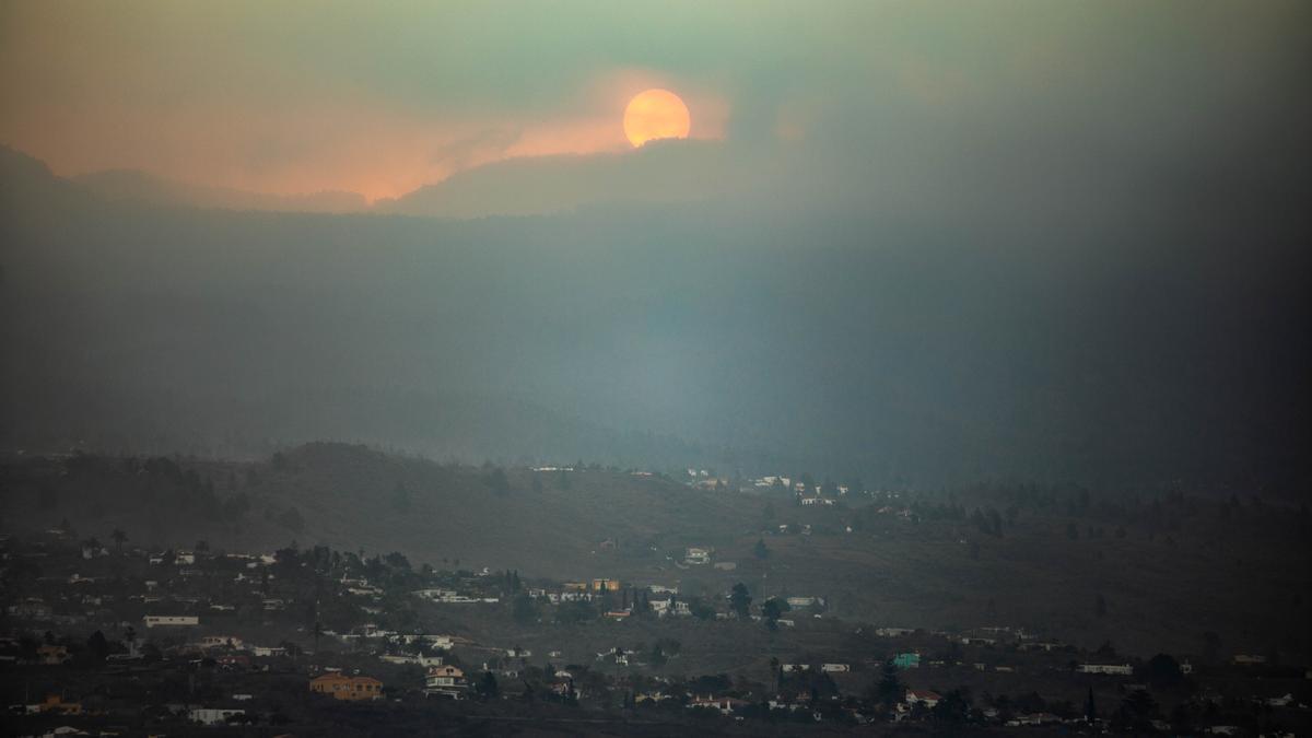 Amanecer del volcán de Cumbre Vieja con la nube de ceniza, desde la montaña de Triana, en Los Llanos de Aridane, a 3 de noviembre de 2021