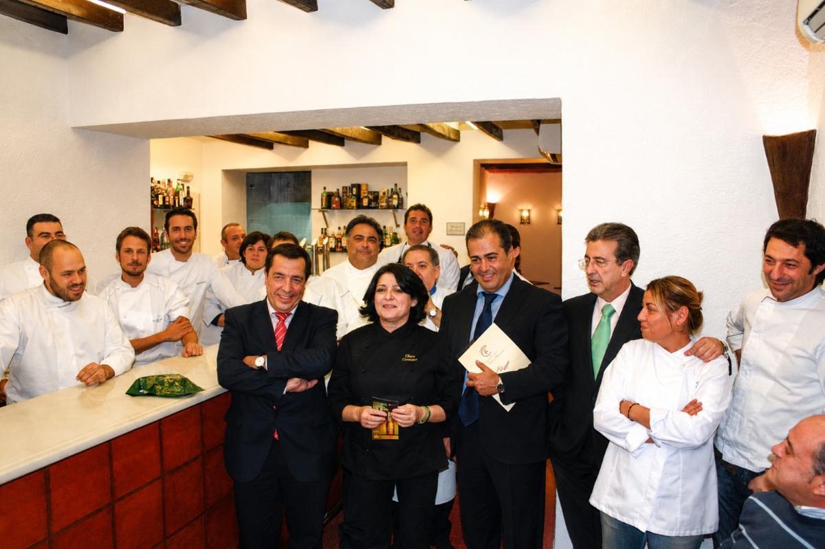 Inauguración en 2010 de Coso de Tapas, el bar de Charo Carmona, con el alcalde de Antequera, compañeros cocineros y el profesor Fernando Rueda. El acto fue el germen del grupo Gastroarte.