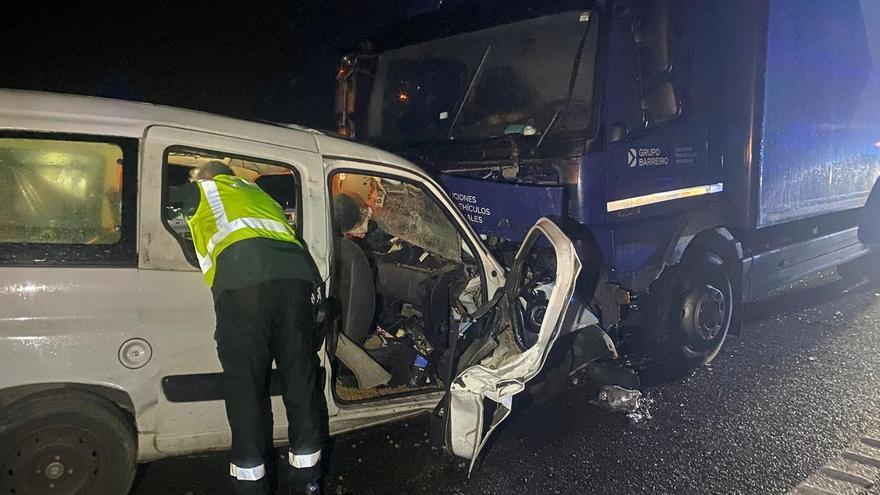 Una mujer que circulaba en sentido contrario muere tras empotrarse contra un camión en Ourense