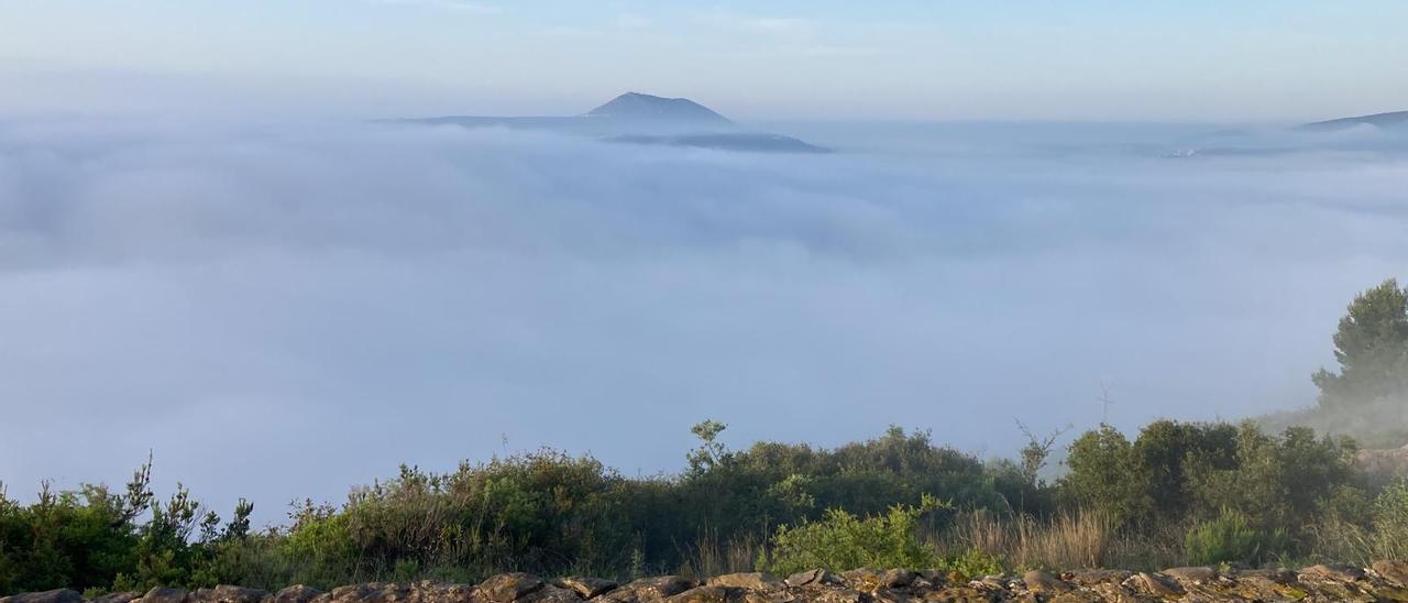 Imatge captada per un veí des de la plana del Montgó. Xàbia ha desaparegut. En l’horitzó, el Puig Llorença