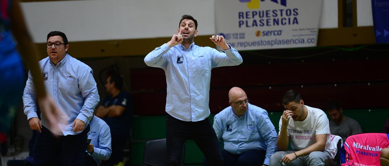 Raúl &#039;Rula&#039; Pérez, entrenador del Miralvalle, da instrucciones durante un partido.