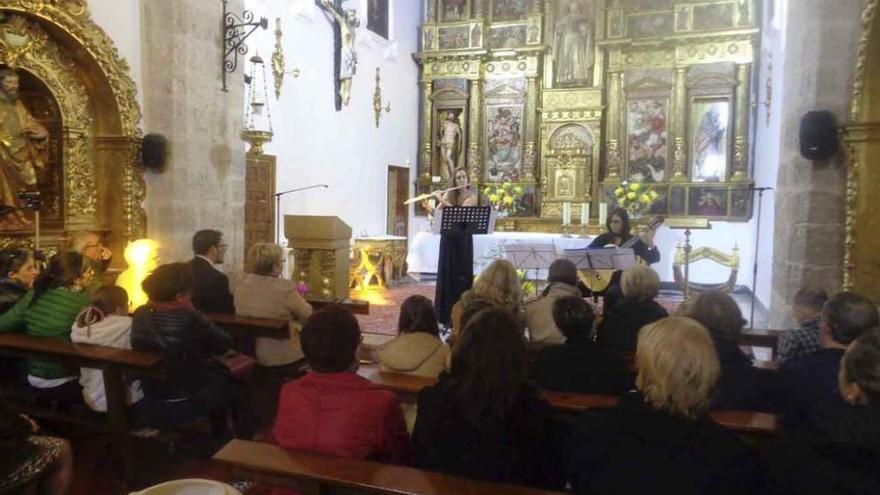 Actuación del dúo &quot;Mágina&quot; en el monasterio de Santa Sofía.