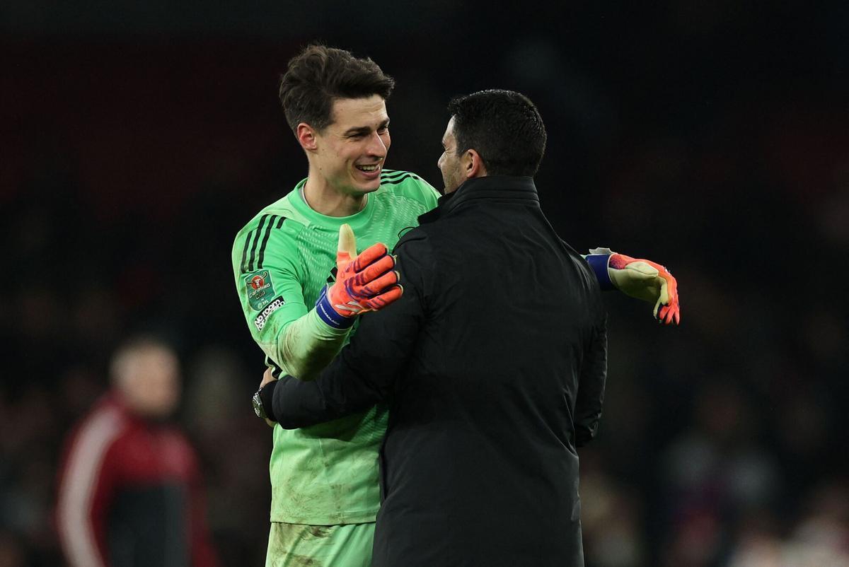 Mikel Arteta abraza al meta Kepa Arrizabalaga tras detener el penalti que daba el triunfo al Arsenal en al tanda frente al Crystal Palace el pasado día 23.