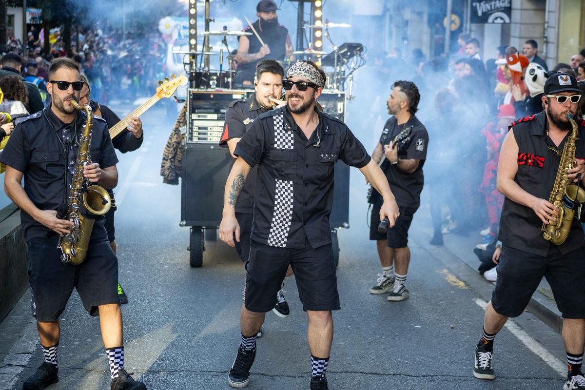 Vintedúas comparsas e dez carrozas: Santiago celebra o día grande do seu Entroido