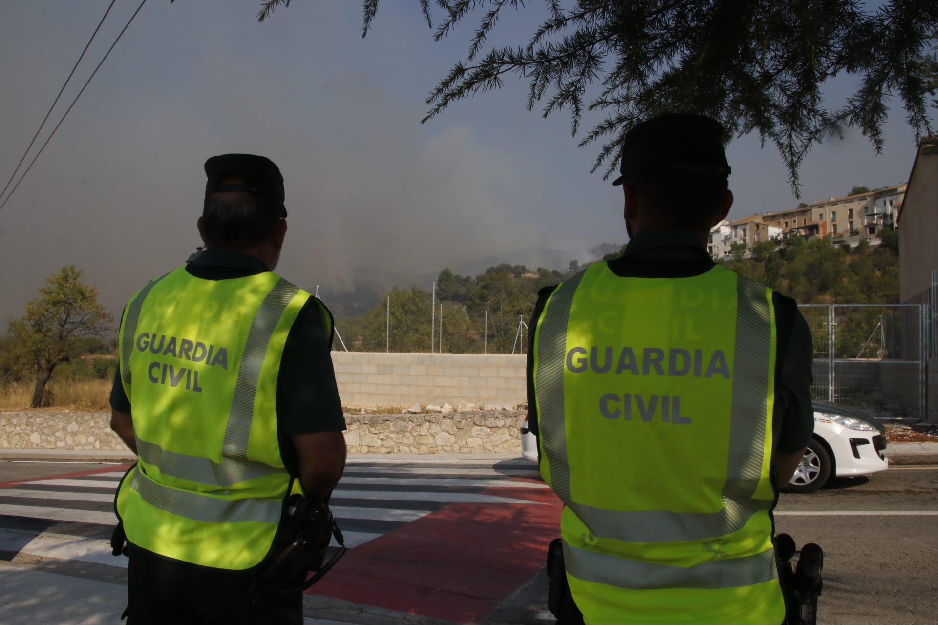 Tras cuatro días de incendio en la Vall d'Ebo, la climatología puede ponerse a favor de los bomberos.