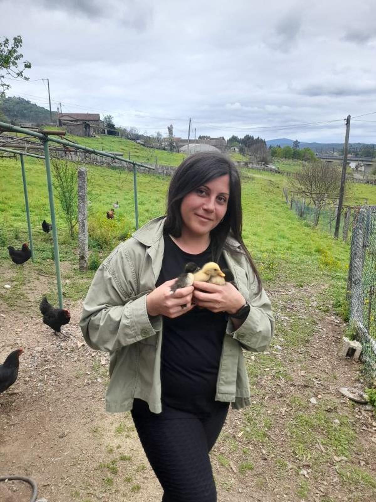 Andrea Costa, en la finca de su padre, Manuel, junto a los tres patos que pudo salvar.   | //  FDV