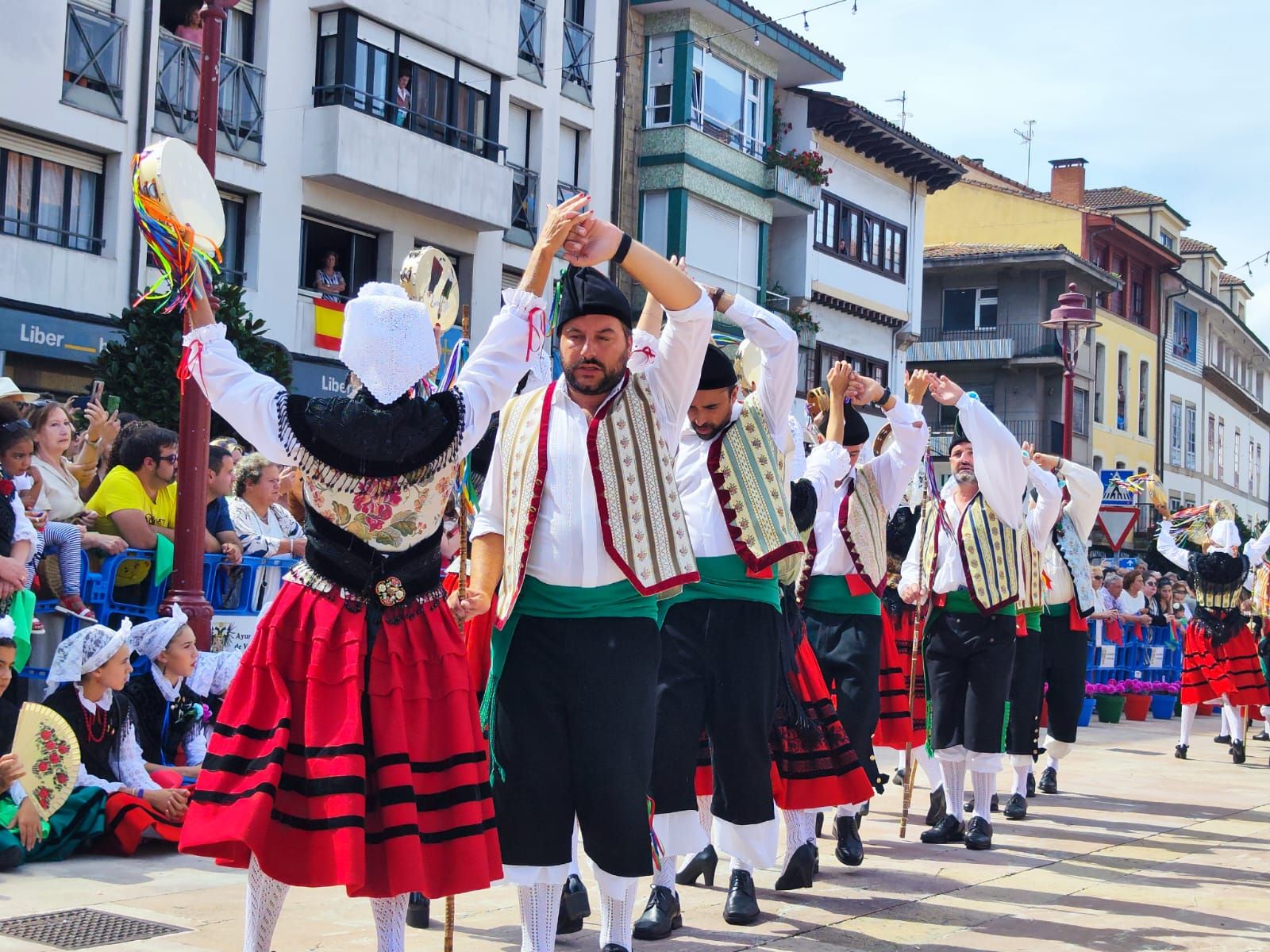 Villaviciosa vibra con la Portalina y la danza del Portal