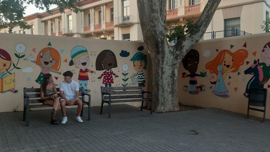 Els projectes de l’Escola Sant Pau de Figueres els ha il·lustrat la Wäwä en un mural