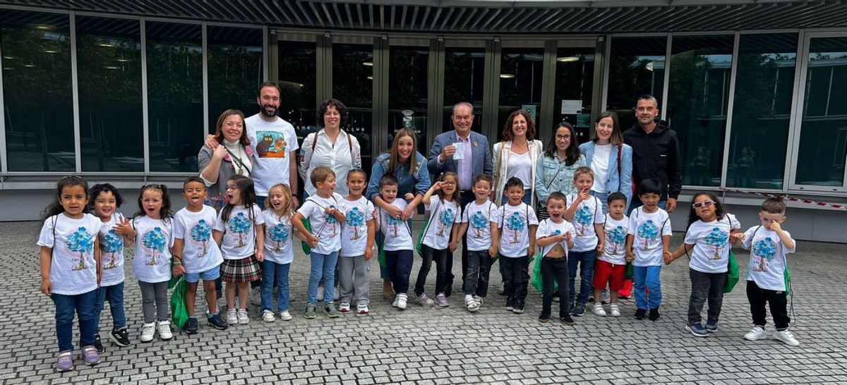 Lalín recibe a los ‘cineastas’ del Xesús Golmar. El alcalde de Lalín, José Crespo, brindó ayer una recepción a los alumnos del CEIP Xesús Golmar autores de Árbores no camiño, acompañados de sus maestras. Este cortometraje se alzó recientemente con el primer premio del segundo ciclo de Infantil del certamen Nós Tamén Creamos 2024-2025, organizado por la Secretaría Xeral da Lingua y la Dirección Xeral de Ordenación e Innovación Educativa. Fue elaborado durante el presente curso por alumnos de 5º de Infantil. El galardón se entregará el día 18 en el Centro Galego de Arte Contemporánea de Santiago.
